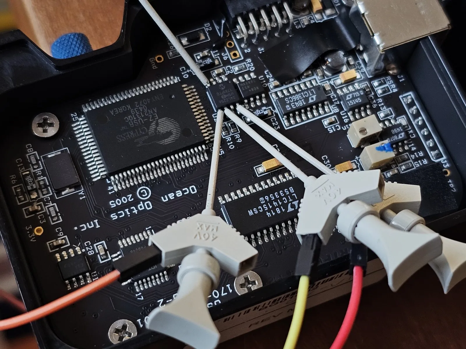 Mini probing grabbers attached to the USB2000 firmware EEPROM