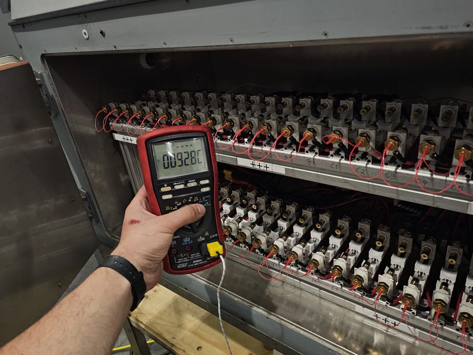 Multimeter reading 92.8 °C during an empty heating test